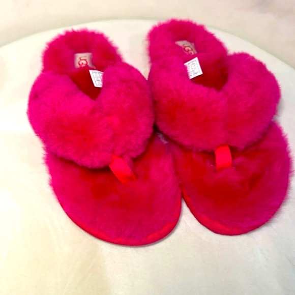 NWOT. UGG WOMEN'S SHEARLING FLIP FLOP SLIPPER SANDALS Color: FUSCHIA Size 8. - Picture 2 of 5